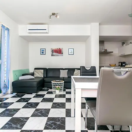 Fontana Apartment *